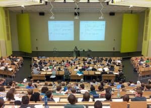 aula-de-clase-llena-donde-se-esta-realizando-un-mba