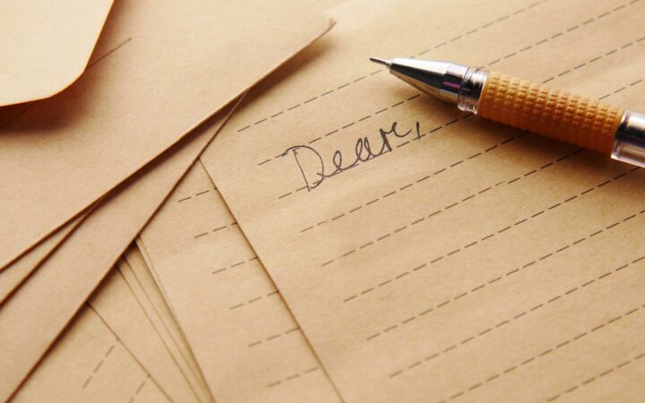 Pluma sobre una carta escrita a mano