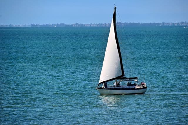 Navegación recreativa en Barcelona: cómo empezar a disfrutar del mar con seguridad