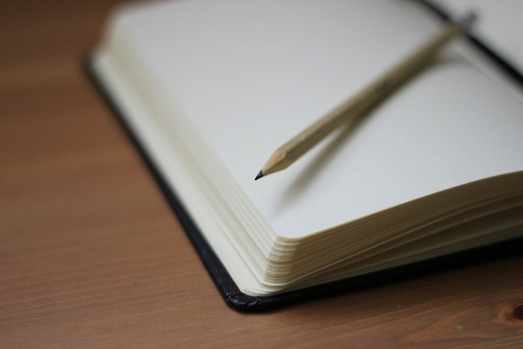 Bolígrafo y cuaderno sobre una mesa