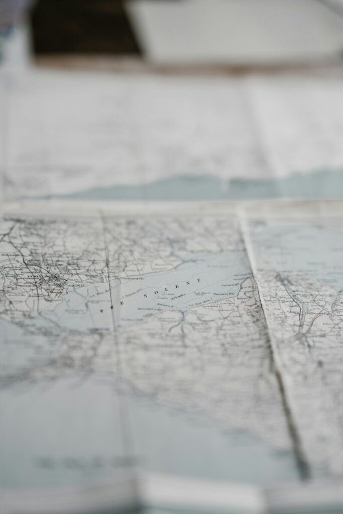 Mapas de papel sobre una mesa de trabajo